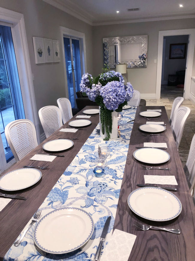 Table runner deals blue and white
